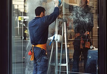 手が届かない高所ガラスにお困りの方のイメージ